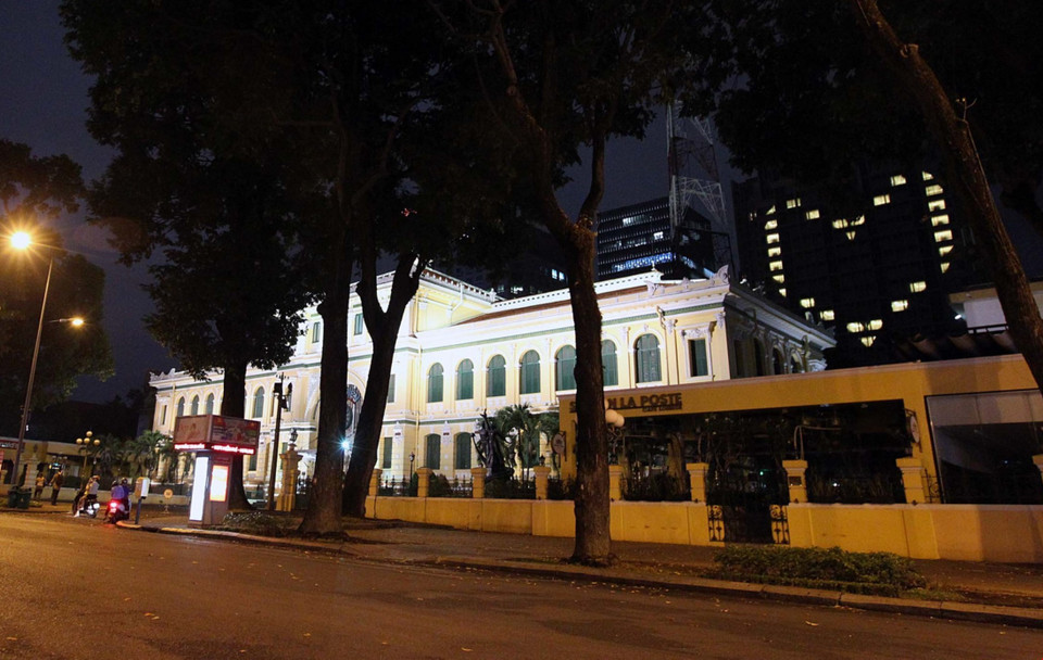 Thông điệp 'Trái tim - cùng chung nhịp đập, chúng ta cùng tham gia phòng chống dịch' của khách sạn InterContinental Sài Gòn, trên đường Hai Bà Trưng, quận 1. (Ảnh: Thanh Vũ/TTXVN)