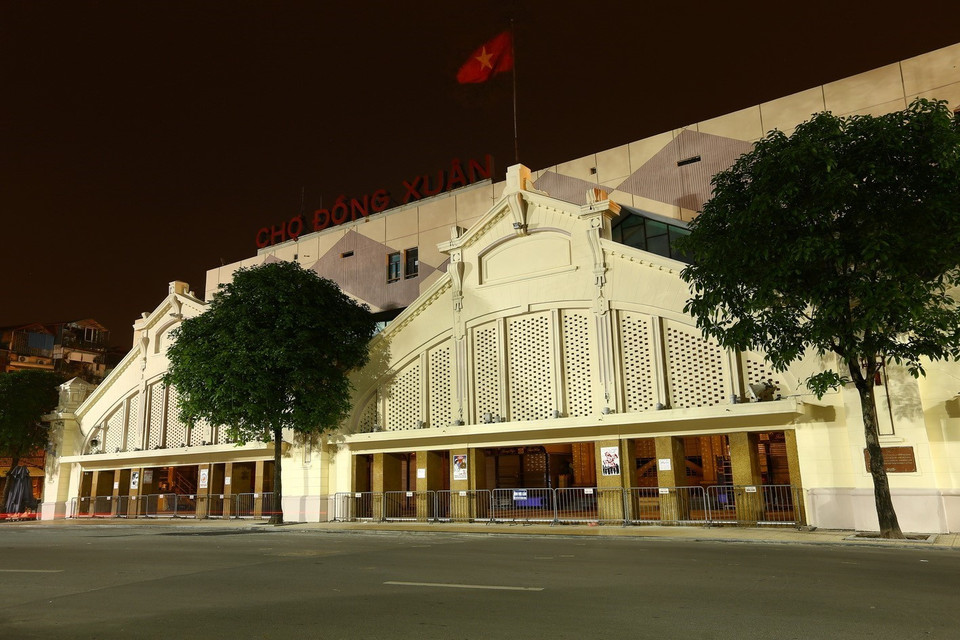 Chợ Đồng Xuân tĩnh lặng trong đêm. (Ảnh: Minh Quyết/TTXVN)