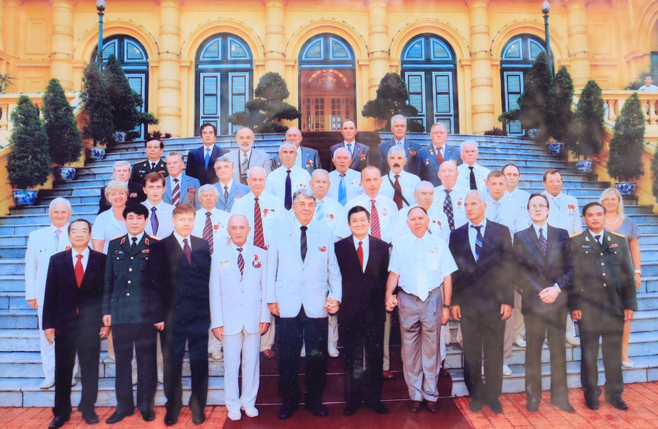 Trung tướng phòng không Viktor Filippov (trái) nắm tay nguyên Chủ tịch nước Trương Tấn Sang trong chuyến sang thăm Việt Nam. (Nguồn: TTXVN)