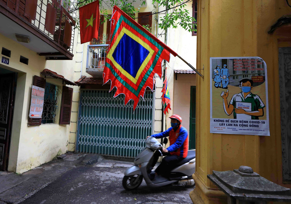 Tranh cổ động tuyên truyền tới các các ngõ phố của Hà Nội. (Ảnh: Thanh Tùng/TTXVN)