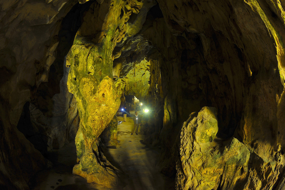 Hang tối với vẻ đẹp của vô vàn nhũ và cột đá. (Ảnh: Minh Đức/TTXVN)