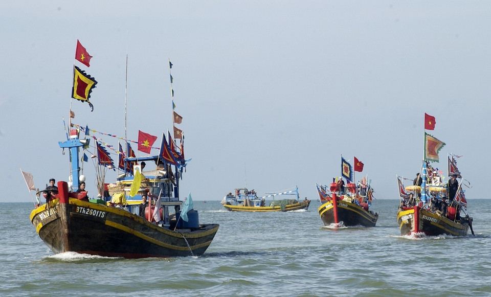 Lễ hội Cầu Ngư truyền thống của ngư dân Phan Thiết (Bình Thuận) cầu cho Biển yên sóng lặng, mưa thuận gió hòa, vạn sự bình an, đa ngư đắc lợi, thu hút đông đảo du khách. (Ảnh: Anh Tuấn/TTXVN)