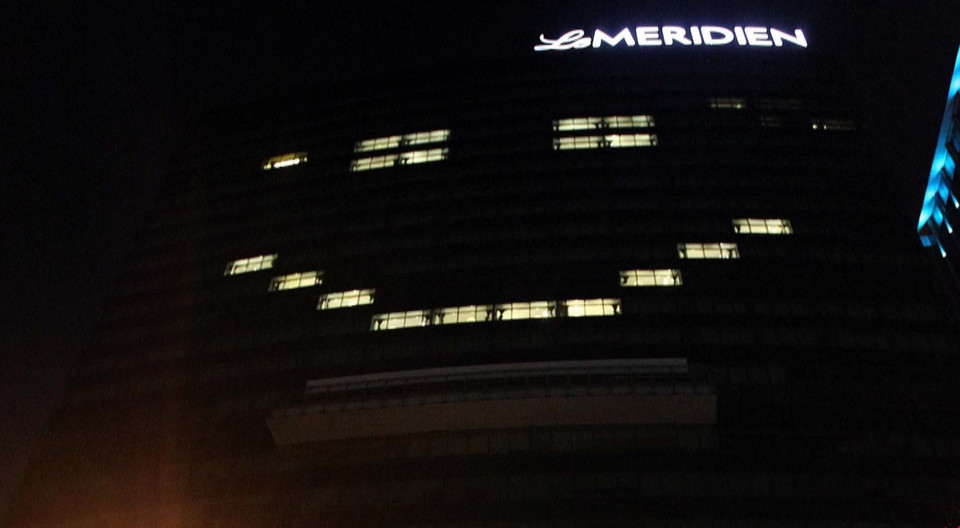 Thông điệp 'Nụ cười - của bạn, của tôi, của chúng ta cho ngày mai tươi sáng' của khách sạn Le Maridien trên đường Tôn Đức Thắng, Quận 1. (Ảnh: Thanh Vũ/TTXVN)