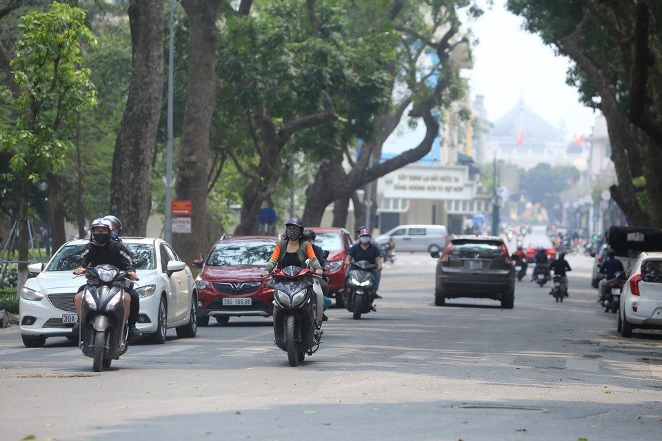 Mật độ người tham gia giao thông trên một số tuyến phố tại Hà Nội lại bắt đầu đông trở lại. (Ảnh: Minh Quyết/TTXVN)