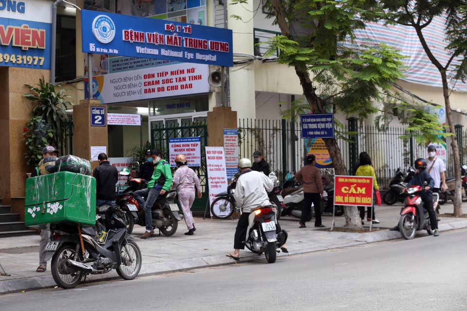 Cảnh tụ tập đông người không đúng giãn cách xã hội trước cổng Bệnh viện Mắt Trung ương. (Ảnh: Anh Tuấn/TTXVN)