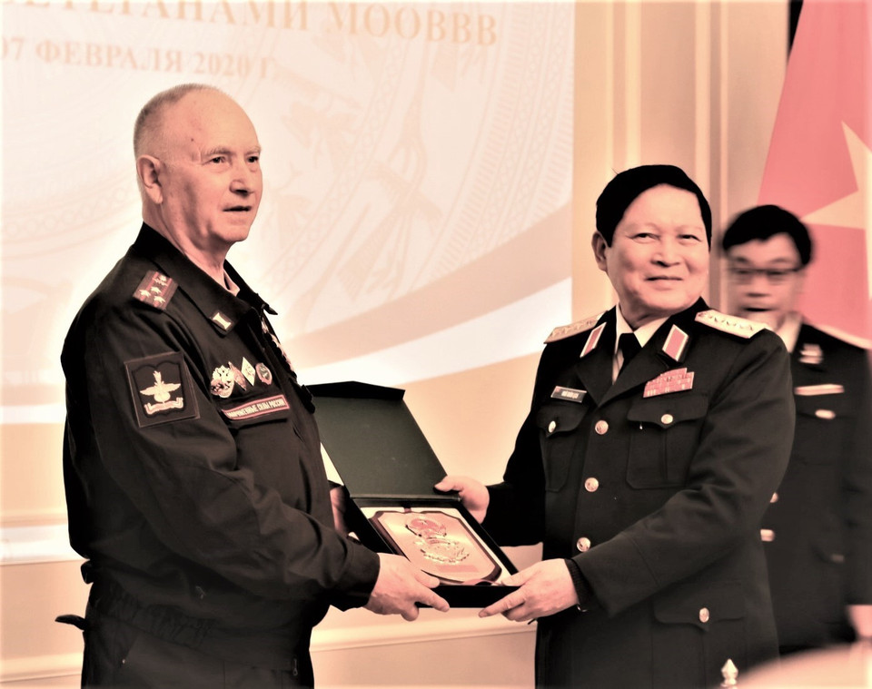 Đại tá phòng không Aleksey Skreblyukov, Chủ tịch Chi hội St Petersburg, Hội liên khu vực cựu chiến binh chiến tranh Việt Nam (MOOVVV) của Liên bang Nga, chụp ảnh với Bộ trưởng Bộ Quốc phòng Ngô Xuân Lịch tại St. Petersburg. (Nguồn: TTXVN)