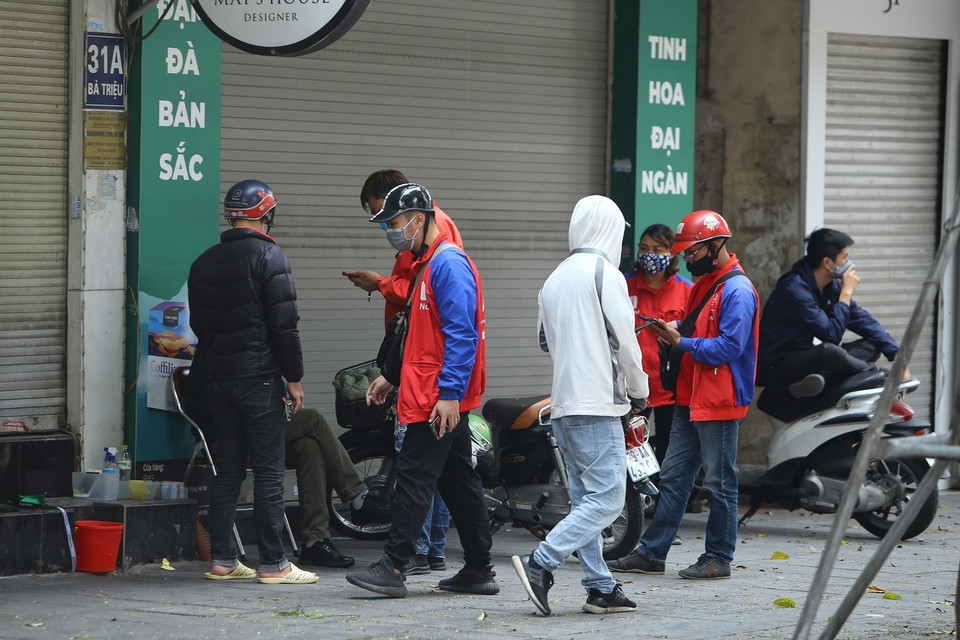 Người dân vẫn tập trung đông, chưa thực hiện nghiêm theo quy định. (Ảnh: Minh Quyết/TTXVN)