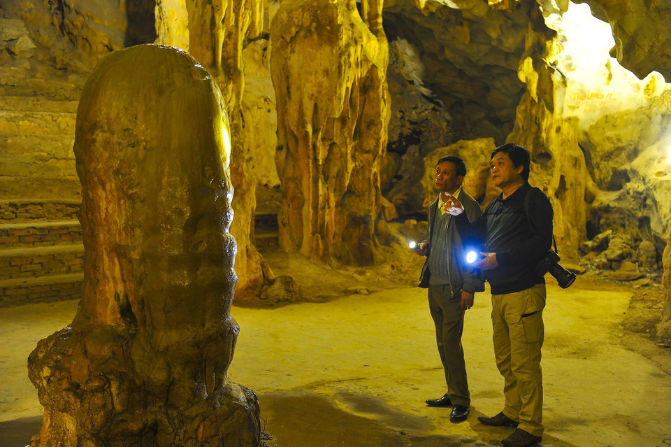 Hang tối với vẻ đẹp của vô vàn nhũ và cột đá. (Ảnh: Minh Đức/TTXVN)
