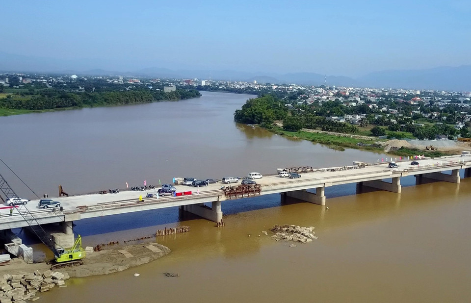 Hợp long công trình đập hạ lưu sông Dinh, nối hai bờ sông thuộc địa bàn thành phố Phan Rang-Tháp Chàm và huyện Ninh Phước, tỉnh Ninh Thuận. (Ảnh: Công Thử/TTXVN)