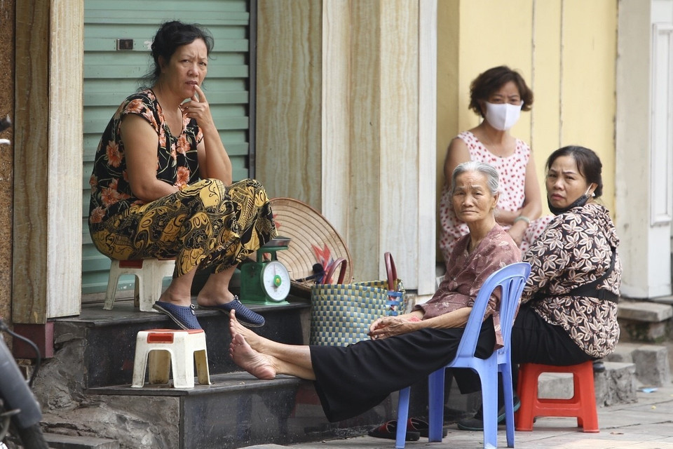 Người dân không đeo khẩu trang, tập trung đông người tại phố Hàng Cân (ảnh chụp trưa 21/4/2020). (Ảnh: Minh Quyết/TTXVN)