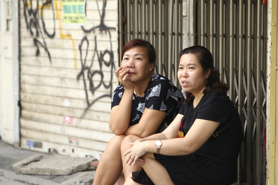 Người dân chủ quan không đeo khẩu trang ngồi nói chuyện trên phố Hàng Bông (ảnh chụp trưa 21/4/2020). Việc lơ là, chủ quan trong thực hiện giãn cách xã hội, không giữ khoảng cách tối thiểu 2m khi tiếp xúc sẽ tiềm ẩn nguy cơ lây nhiễm dịch bệnh trong cộng đồng. (Ảnh: Minh Quyết/TTXVN)