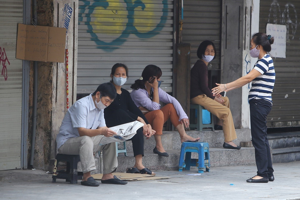 Trên phố, người dân vẫn còn tình trạng tập trung đông người, không đảm bảo khoảng cách theo quy định. (Ảnh: Minh Quyết/TTXVN)