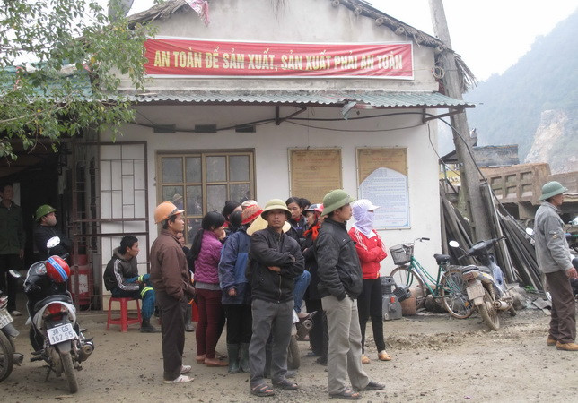 Các công nhân và gia đình có người bị nạn ngóng chờ người thân trong vụ sập mỏ đá tại thôn Đông Sơn, xã Yên Lâm, huyện Yên Định. (Ảnh: Duy Hưng-Khiếu Tư/TTXVN)