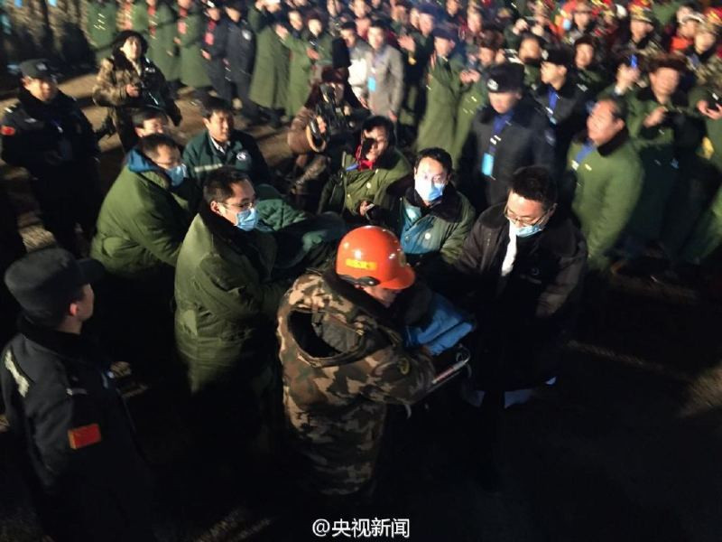 Khoảng 21 giờ 21 phút ngày 29/1, người thợ mỏ đầu tiên đã được kéo lên thành công. (Nguồn: CCTV)