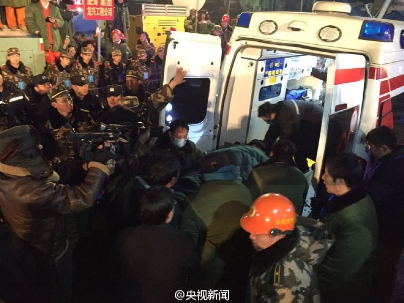 Nạn nhân được đưa đi cấp cứu ngay sau khi kéo lên. (Nguồn: CCTV)