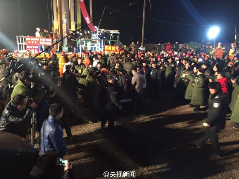 Lực lượng cứu hộ đã đưa xuống lòng đất mũ bảo hiểm, găng tay cho 4 người đang mắc kẹt có thể lần lượt được kéo lên bằng thiết bị cứu hộ đặc biệt. (Nguồn: CCTV)