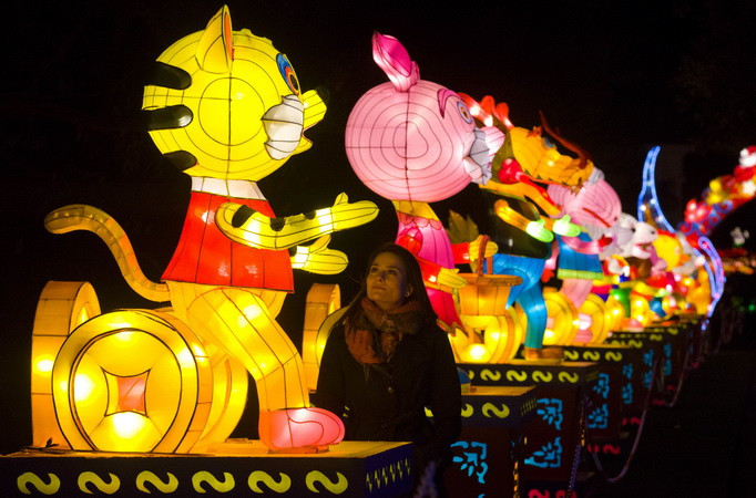 Đèn lồng với hình dáng 12 con giáp được thắp sáng rực rỡ tại khu vườn Chiswick House, London, Anh ngày 29/1. (Nguồn: AFP/TTXVN)