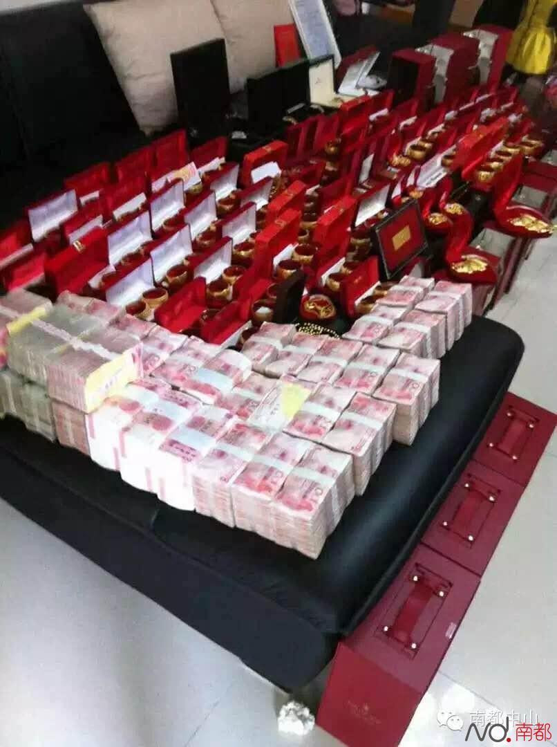 Theo nguồn tin trên, chú rể 9X là người Quảng Đông nhưng di cư đến Macau, gia đình rất giàu có. Còn cô dâu là người Macau. Hai người đã có thời gian 9 năm quen nhau trước khi kết hôn.