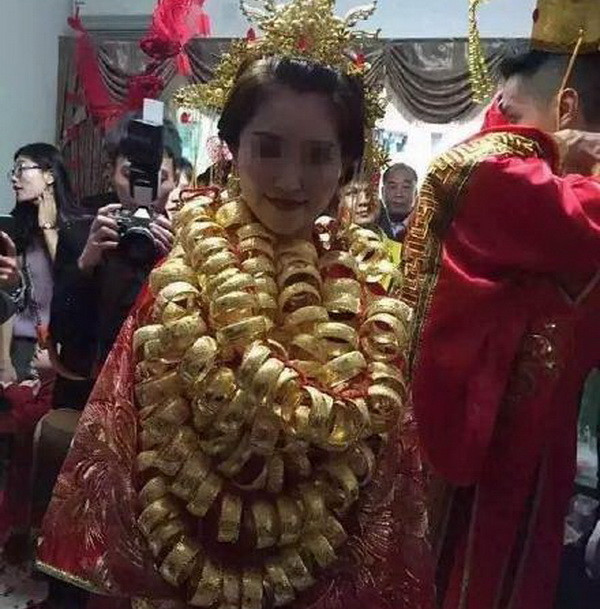 Chinadaily đưa tin sáng 1/11, mạng xã hội Trung Quốc 'bùng nổ' với đám cưới của một cặp đôi đến từ Trung Sơn, tỉnh Quảng Đông. (Nguồn: chinadaily)