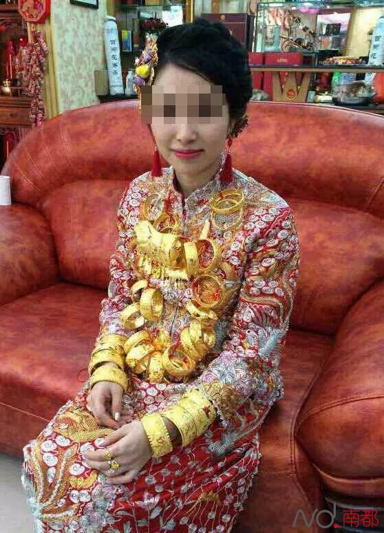 Cô dâu Trung Quốc này đeo rất nhiều trang sức bằng vàng.