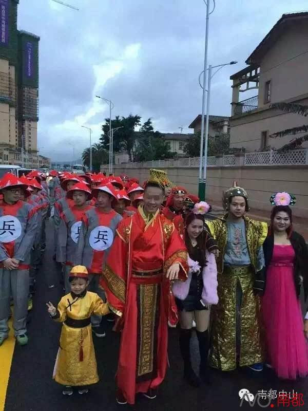 Chú rể và người thân gây chú ý khi mặc cổ trang