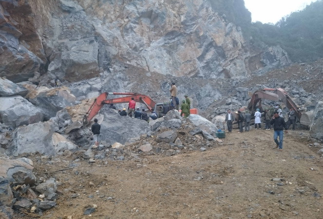 Các lực lượng chức năng đang khẩn trương cứu hộ, cứu nạn những công nhân còn mắc kẹt dưới những tảng đá lớn. (Ảnh: Duy Hưng-Khiếu Tư/TTXVN)