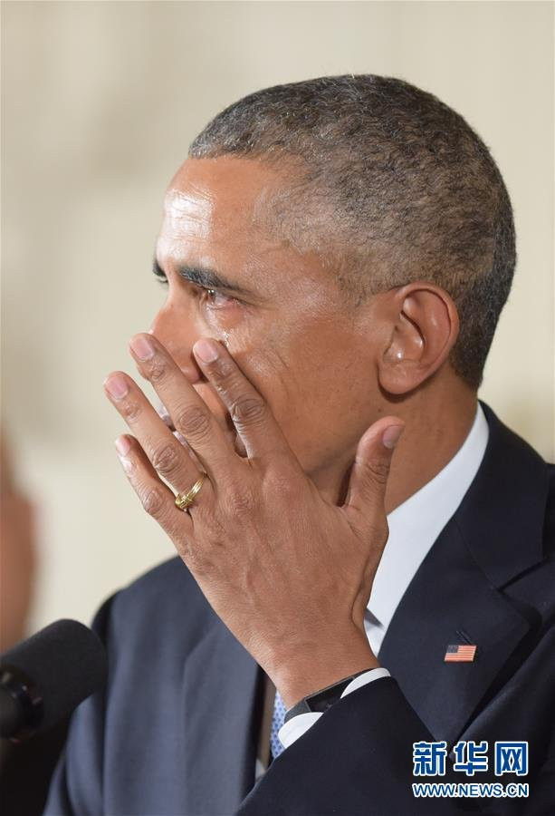 Ông Obama lau nước mắt trong buổi họp báo.