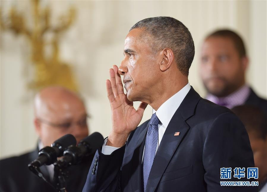 Ông đã khóc khi nói về các vụ xả súng đẫm máu tại Mỹ.