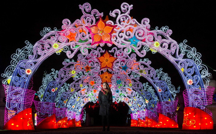 Đường hầm ánh sáng thắp sáng rực rỡ khu vườn Chiswick House, London, Anh ngày 29/1. (Nguồn: AFP/TTXVN)