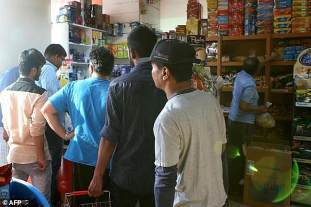 Người dân Qatar xếp hàng đợi thanh toán tại một siêu thị.