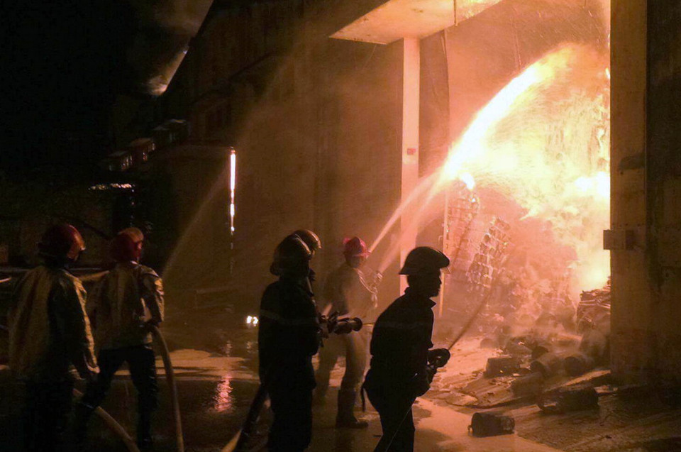 Các chiến sỹ phòng cháy chữa cháy Thành phố nổ lực khống chế ngọn lửa. (Nguồn: TTXVN)