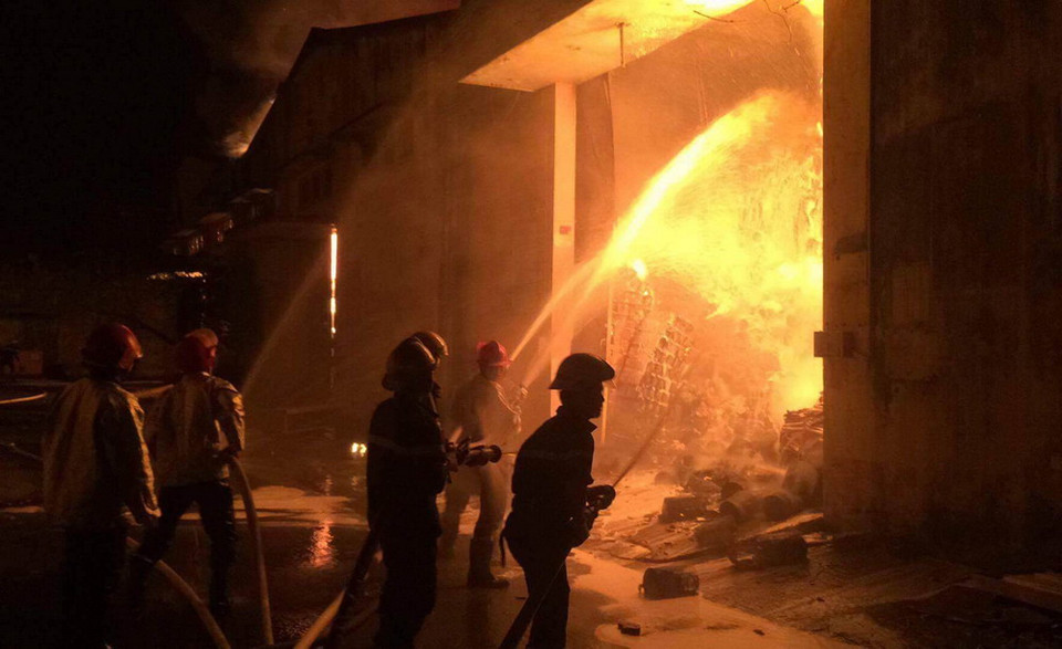 Lực lượng cứu hỏa đang nỗ lực dập tắt đám cháy. (Nguồn: TTXVN)