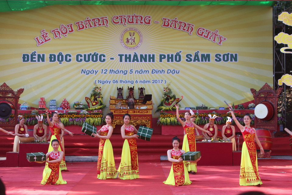 Sáng 6/6 (tức ngày 12/5 âm lịch), tại đền Độc Cước, thành phố Sầm Sơn (tỉnh Thanh Hóa) diễn ra Lễ hội bánh chưng, bánh dầy, một trong những sự kiện văn hóa đặc sắc nằm trong chuỗi hoạt động văn hóa-du lịch của Lễ hội Du lịch biển Sầm Sơn 2017. (Ảnh: Hoa Mai/TTXVN)