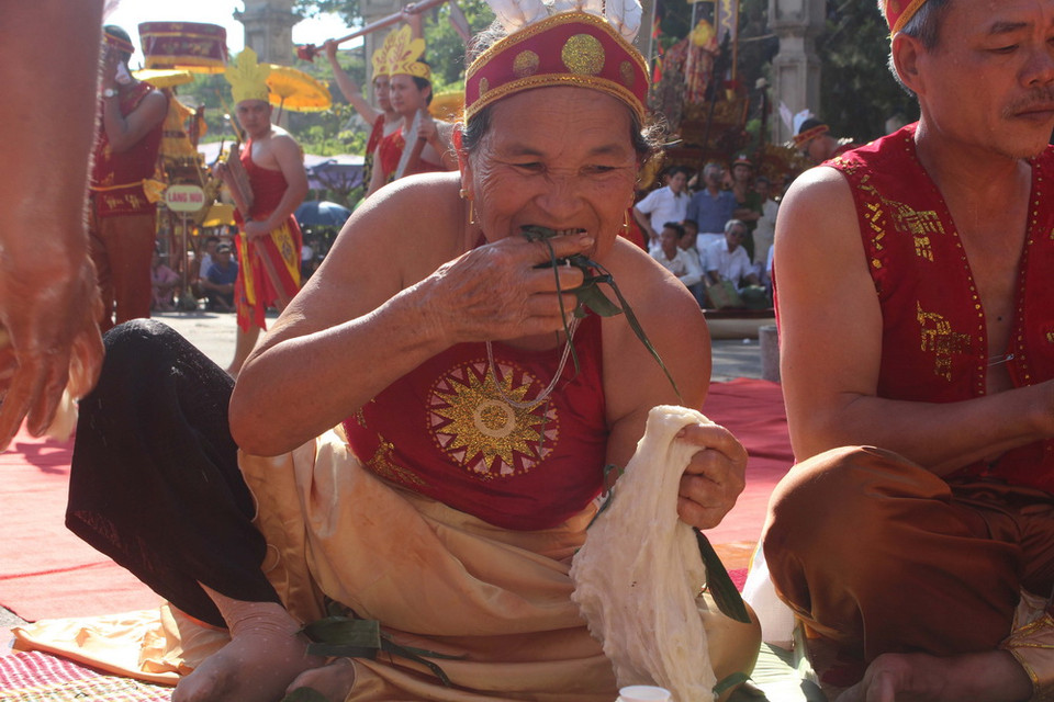 Các công đoạn làm bánh đều được làm bằng phương pháp thủ công truyền thống. (Ảnh: Hoa Mai/TTXVN)