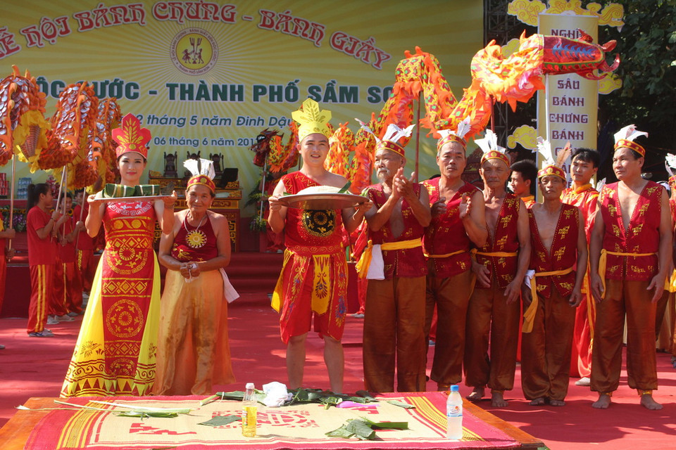 Những chiếc bánh chưng, bánh dầy ngon nhất, đẹp nhất được dâng lên thần Độc Cước. (Ảnh: Hoa Mai/TTXVN)