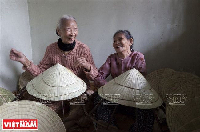 Những hình ảnh ấn tượng các bà, các chị, đang ngồi khâu nón lá, miệng cười nói vui vẻ khiến du khách rất thích thú.