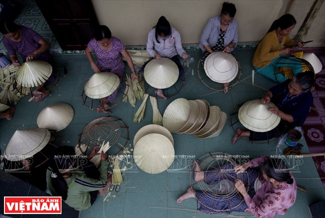 Để làm ra được chiếc nón, người thợ làng Mỹ Lam phải trải qua trất nhiều công đoạn tỉ mỉ.