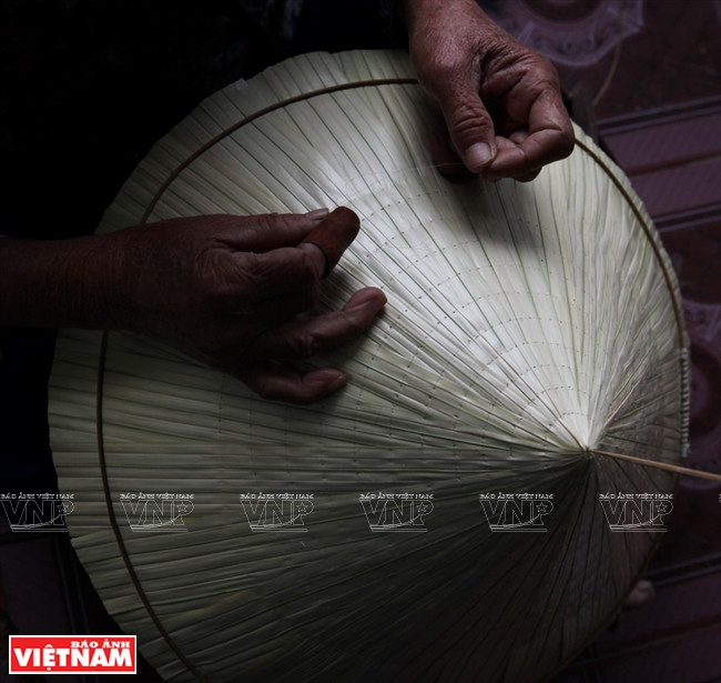 Những người thợ lành nghề khi khâu nón phải luồn mũi kim lên xuống đều đặn sao cho lỗ khâu thật khít, khéo léo giấu những nốt nối vào trong lòng chiếc nón lá.