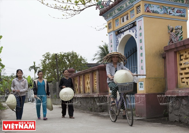 Nghề làm nón lá đã gắn liền với làng Mỹ Lam từ năm 1860. Hơn 150 năm qua, nghề làm nón đã nuôi sống biết bao thế hệ dân làng. Ở Mỹ Lam có khoảng 80% số hộ trong làng làm nghề khi nông nhàn. (Nguồn: Báo ảnh Việt Nam)