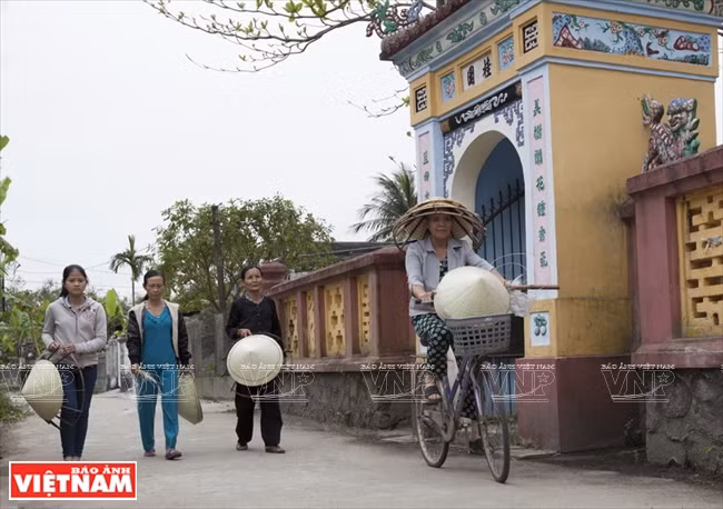 Nghề làm nón lá đã gắn liền với làng Mỹ Lam từ năm 1860. Hơn 150 năm qua, nghề làm nón đã nuôi sống biết bao thế hệ dân làng. Ở Mỹ Lam có khoảng 80% số hộ trong làng làm nghề khi nông nhàn. (Nguồn: Báo ảnh Việt Nam)