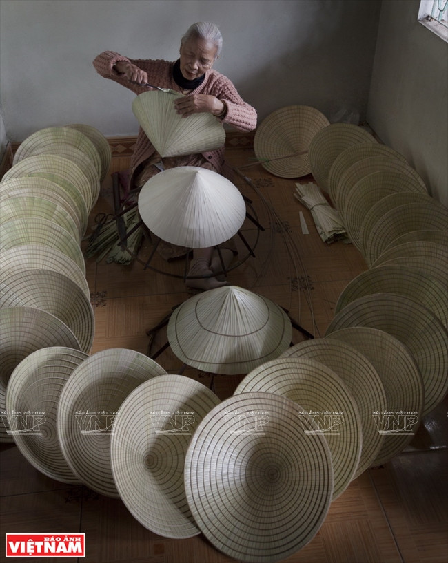 Mặc dù nghề cho thu nhập không cao nhưng cũng đủ giúp nhiều gia đình trong làng ổn định kinh tế cho con cái ăn học.