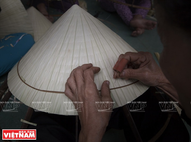 Một trong những công đoạn khó là khâu nón.