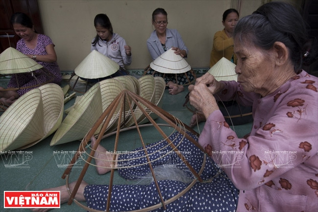 Nghề chằm nón ở Mỹ Lam chủ yếu là phụ nữ.