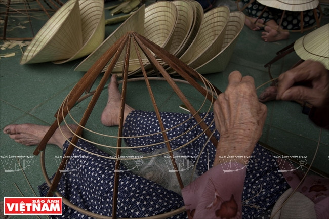 Khung để làm nón ở Mỹ Lam có 16 nan.