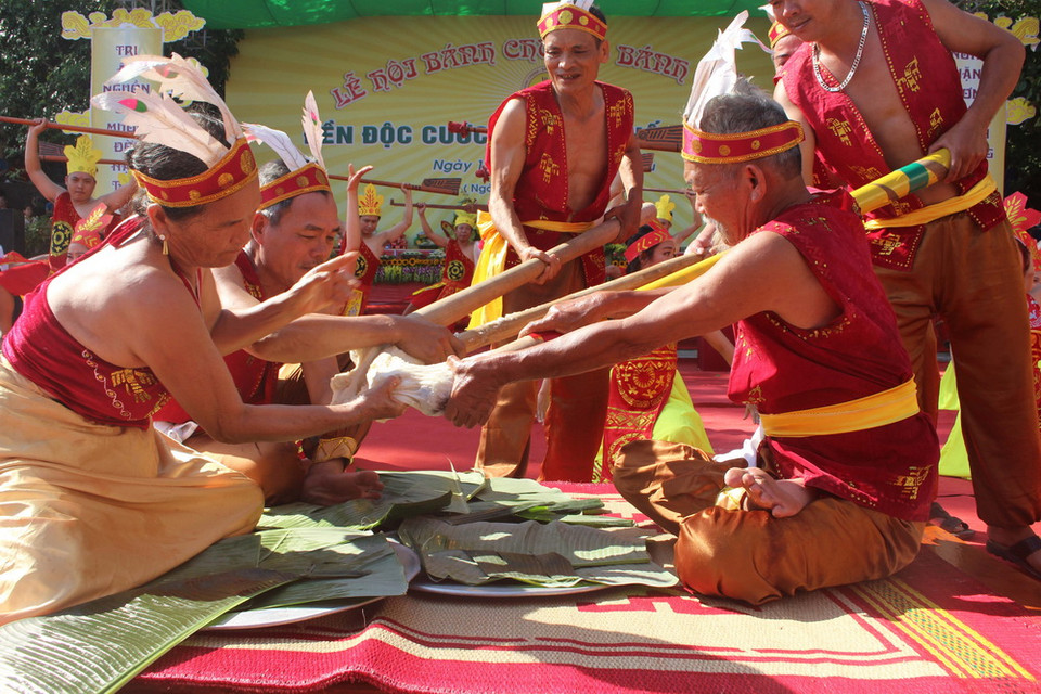 Các cụ cao niên đảm nhận khâu nặn bánh. (Ảnh: Hoa Mai/TTXVN)