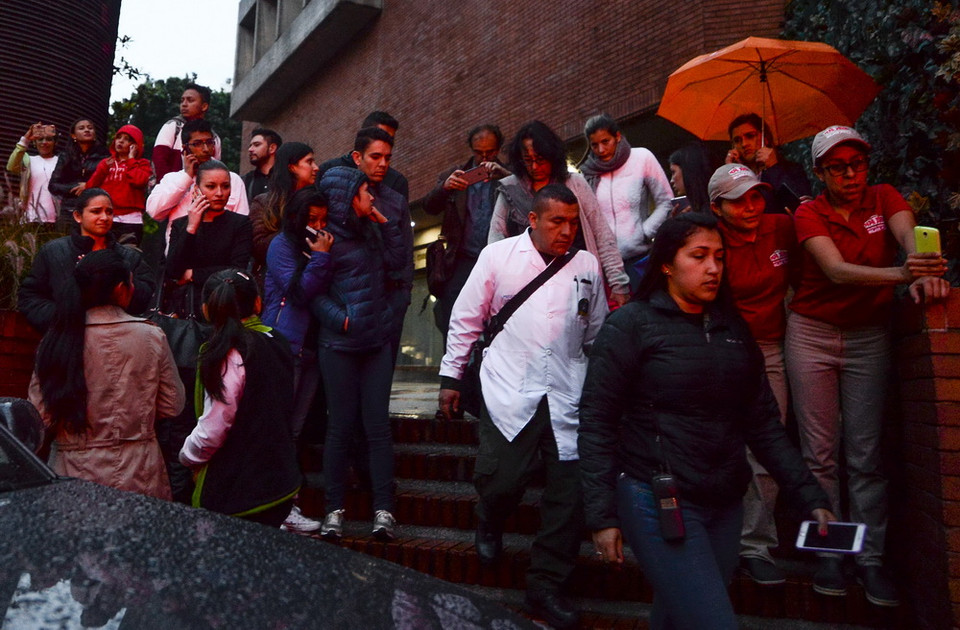 Người dân được sơ tán ra khỏi khu vực xảy ra vụ đánh bom ngày 17/6. (Nguồn: AFP/TTXVN)