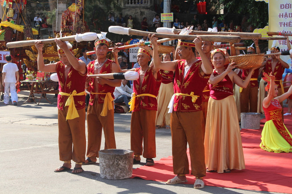 Những thanh niên trai tráng có sức khỏe được giao nhiệm vụ giã bánh. (Ảnh: Hoa Mai/TTXVN)