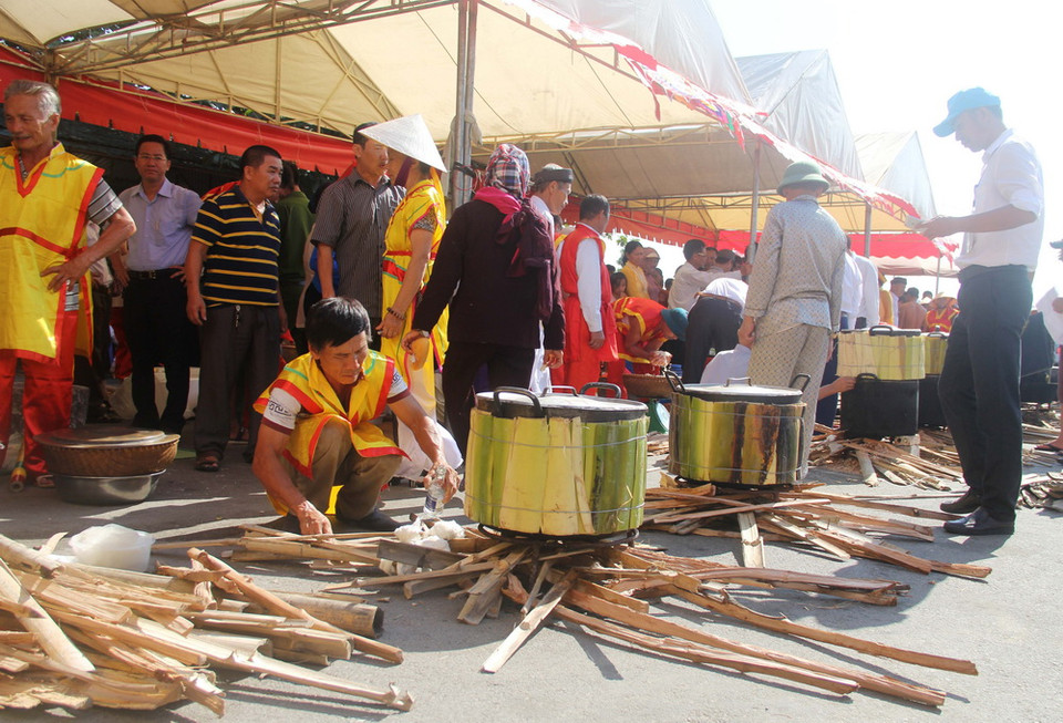 Phần đặc sắc nhất trong lễ hội chính là cuộc thi giã bánh dầy giữa 11 xã, phường trên địa bàn thành phố. (Ảnh: Hoa Mai/TTXVN)
