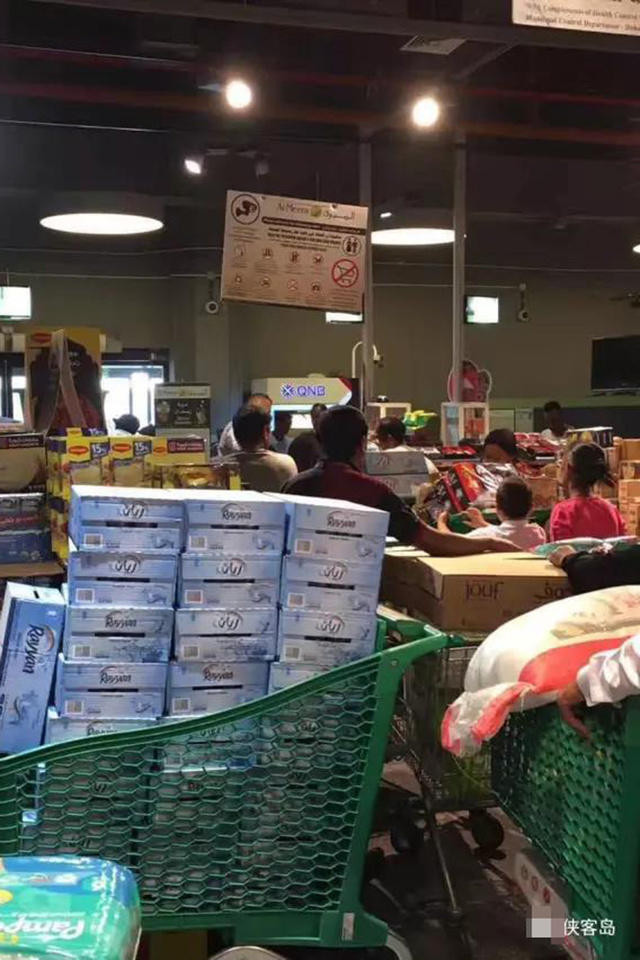 Chưa đầy 24 giờ sau khi một loạt nước Arab và vùng Vịnh quyết định cắt đứt quan hệ ngoại giao với Qatar, Ngoại trưởng Qatar đã kêu gọi 'một cuộc đối thoại cởi mở và trung thực' để giải quyết khủng hoảng.