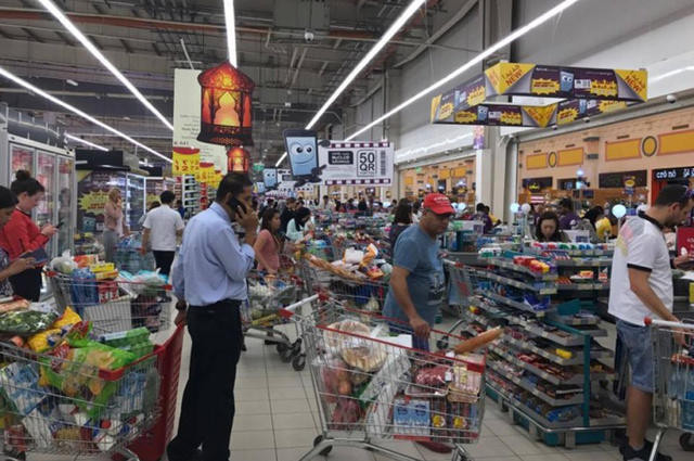 Người dân Qatar đổ xô ra siêu thị mua thực phẩm và nước uống sau khi Saudi Arabia, Ai Cập, Các Tiểu vương quốc Arab thống nhất (UAE), Bahrain và Yemen cùng chính phủ Libya được quốc tế công nhận đã tuyên bố chấm dứt quan hệ ngoại giao với nước này. (Nguồn: AP)